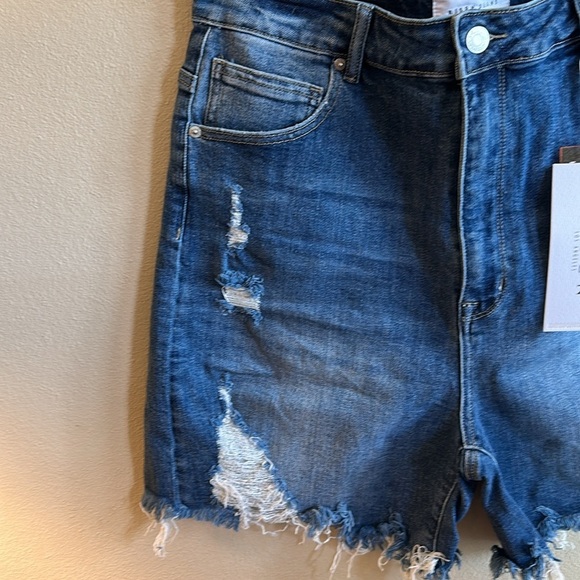 Risen Curvy Max HR Shorts Size 2XL Medium Wash High Rise Distressed NEW - Picture 4 of 15